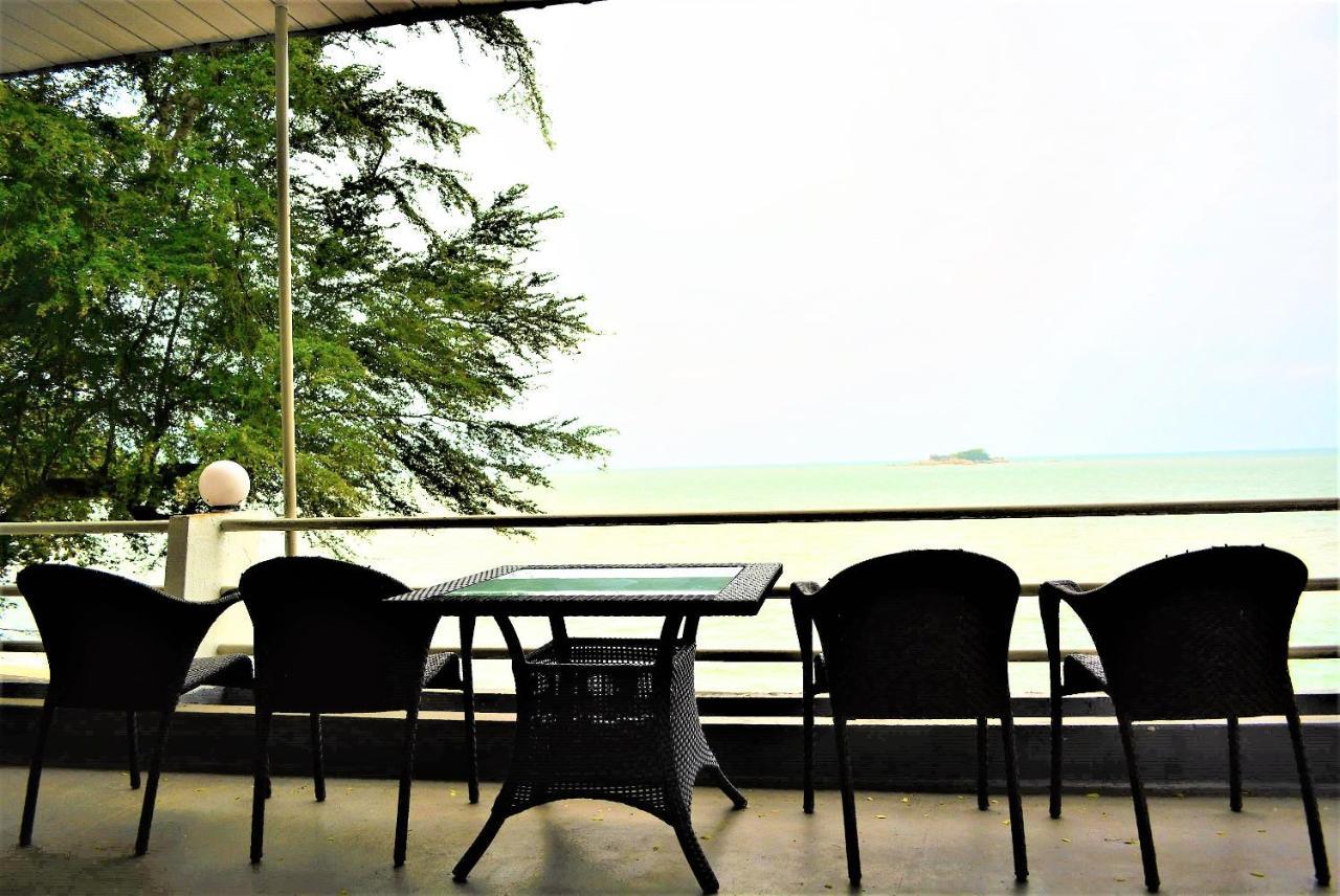 טנג'ונג בונגא G&T'S Beach Front Villa מראה חיצוני תמונה