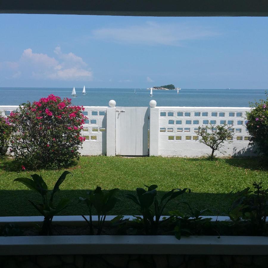 טנג'ונג בונגא G&T'S Beach Front Villa מראה חיצוני תמונה